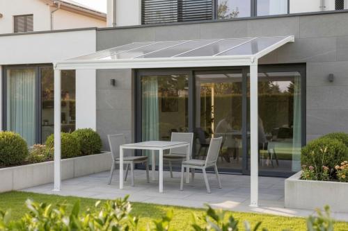 hliníková pergola LANITPLAST WALL 33 biela + číry PC