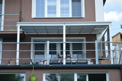 hliníková pergola LANITPLAST WALL 33 biela + číry PC