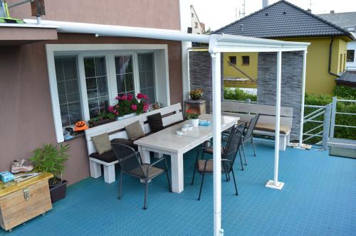 hliníková pergola LANITPLAST WALL 33 biela + číry PC