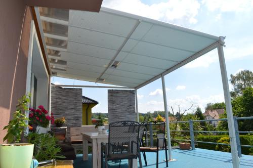 hliníková pergola LANITPLAST WALL 33 biela + číry PC